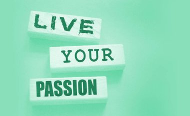 Tahta bloklara yazılmış tutkulu sözlerinizi yaşayın. Hayalindeki kaderi yaşa. Kişisel motivasyon koçluğu konsepti..