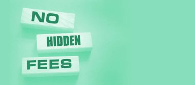 Tahta blokta gizli harç kelimesi yazmıyor. Vergiler ve ücretler Finansal iş konsepti.