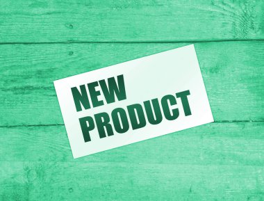 Tahta masadaki yeni ürün kelimeleri. İş konsepti.