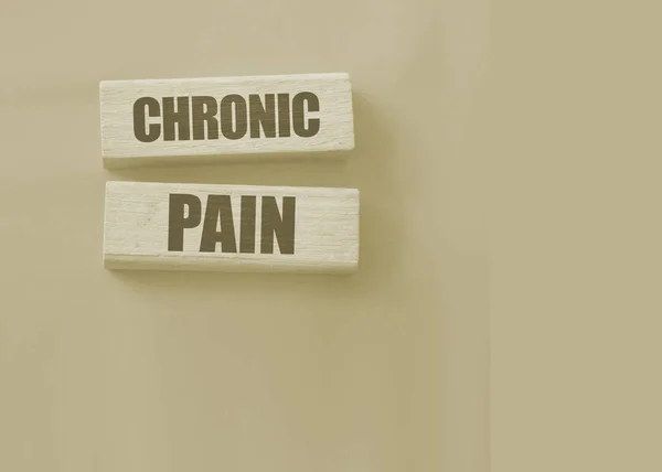 红底木块上的慢性疼痛词 医疗保健概念 — 图库照片