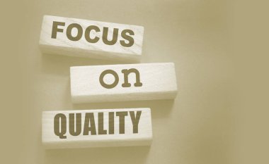 Ahşap blokların kaliteli sözlerine odaklan. İş konseptinde dürüstlük.