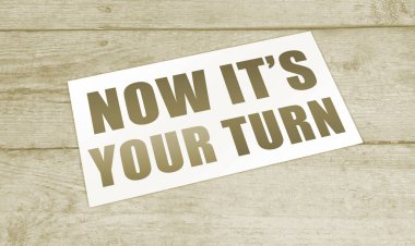 Sözcükler artık senin sıran. Ahşap masaya koyduğun kartvizitin üzerinde siyah harflerle. İş konsepti