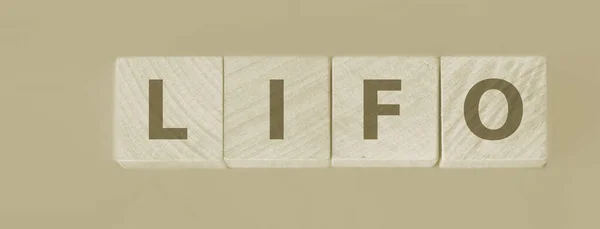 LIFO Última entrada, primera salida palabra sobre cubos de madera. Contabilidad, concepto de negocio —  Fotos de Stock