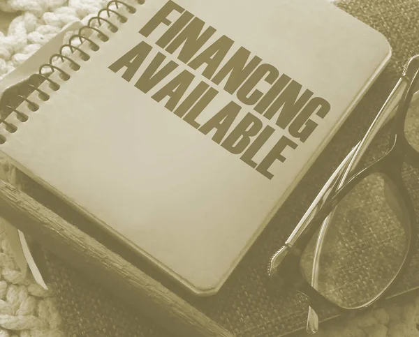 Financial Palavras disponíveis na capa em notebook, óculos e caneta. Conceito de negócio para o plano de dinheiro de renda — Fotografia de Stock