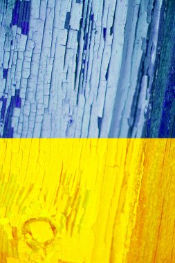 Ahşap zemin üzerinde Ukrayna 'nın sarı-mavi bayrağı
