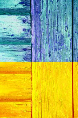 Ahşap zemin üzerinde Ukrayna 'nın sarı-mavi bayrağı