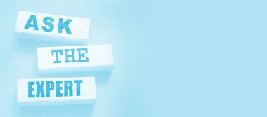 Tahta bloklardaki uzman kelimelerine sor. Çözüm ve danışmanlık sektörü konsepti için profesyonel, usta veya danışmana danışmak.