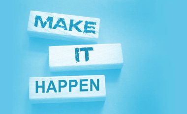 Tahta bloklara yazılmasını sağla. Motivasyon koçluğu kariyeri ve iş konsepti.