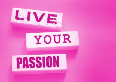 Tahta bloklara yazılmış tutkulu sözlerinizi yaşayın. Hayalindeki kaderi yaşa. Kişisel motivasyon koçluğu konsepti..