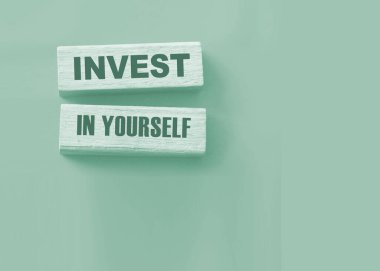 Sözcüklerinizi kırmızıya, tahta bloklara yatırın. Eğitim ve öz motivasyon kavramı.