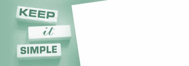 Koyu gri arka planda tahta bloklarda basit kelimeler kullan. İş metni yazma kavramı.