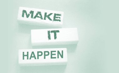 Tahta bloklara yazılmasını sağla. Motivasyon koçluğu kariyeri ve iş konsepti.