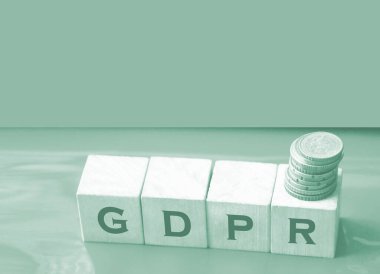 GDPR kısaltması. Kırmızıya tahta küplerle yazılmış. Bilgi koruma kavramı.