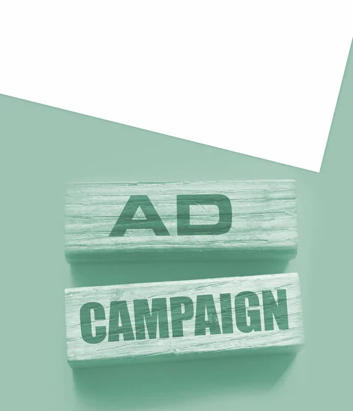 Рекламна Кампанія Дерев Яних Блоках Жовтому Фоні Маркетингової Реклами Бізнес — стокове фото