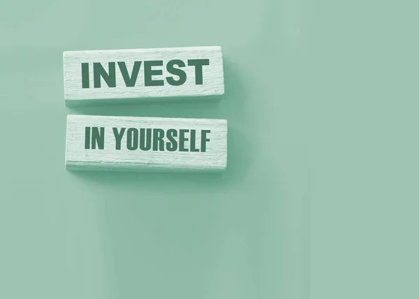 Invest Yourself Worte Auf Holzklötzen Auf Rot Bildungs Und Selbstmotivierungskonzept — Stockfoto