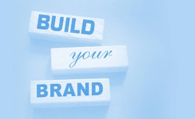 Sözcükler markanı tahta bloklara yazarak oluşturdu. Eski tarz bir geçmişi var. Markalaşma pazarlama kavramı.