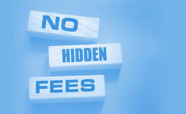 Tahta blokta gizli harç kelimesi yazmıyor. Vergiler ve ücretler Finansal iş konsepti.