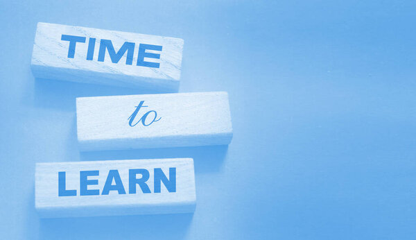 Время учиться на деревянных блоках поставить черный. Концепция образования. Пожизненное обучение бизнес-концепции.