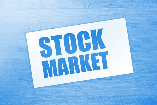 STOCK MARKET ord på kort på träbord. Affärsidé — Stockfoto