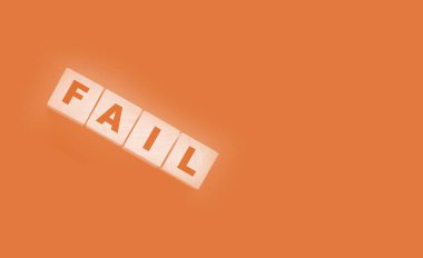 Başarısız Kelime metni siyah arkaplan üzerine tahta küp bloklarıyla yazılmış. İş krizi kavramı.