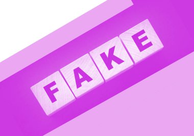 Siyah arkaplanda tahta bloklarla yazılmış sahte sözcük