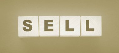 Kelime satışı yapılmış tahta küpleri karanlık arka planda. Alışveriş konsepti.