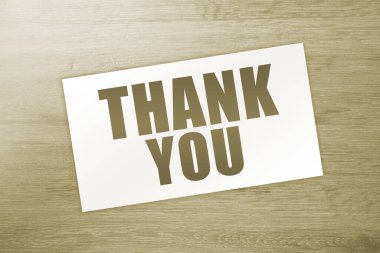 Teşekkür kartının kapağını kapat. Sığ bir alan derinliği ile vurulmuş..