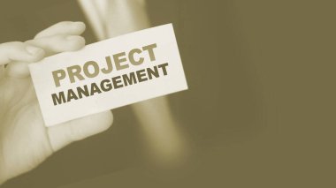 Kart işadamı tutanaklarındaki PROJECT MANAGEMENT sözcükleri. İş stratejisi insan kaynakları HR kavramı.