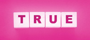 konsept kelime siyah arkaplandaki tahta küplerde doğrudur.