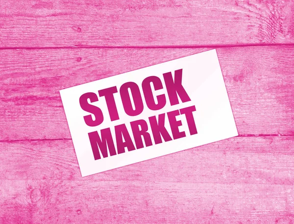 在木制桌子的卡片上写上Stock Market字样 业务概念 — 图库照片