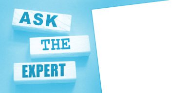 Tahta bloklardaki uzman kelimelerine sor. Çözüm ve danışmanlık sektörü konsepti için profesyonel, usta veya danışmana danışmak.