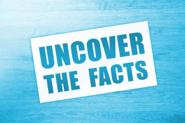 Ahşap arka plandaki Gerçekler kartını ortaya çıkar. Sosyal konsept. İş konsepti.