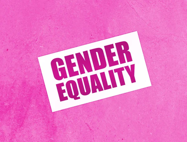 木製のテーブルの上のカード上の男女共同参画の言葉 平等な権利社会的概念 — ストック写真