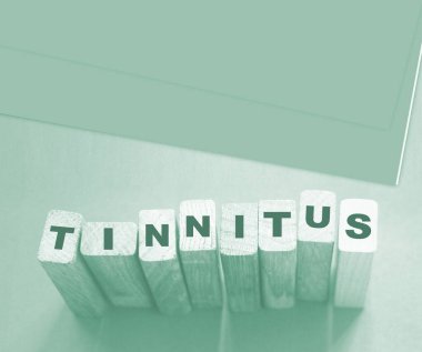 TINNITus kelimesi ahşap yapı taşlarından yapılmıştır. Tıp sağlık hizmetleri kavramı.