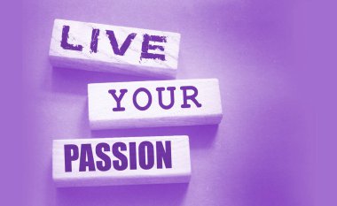 Tahta bloklara yazılmış tutkulu sözlerinizi yaşayın. Hayalindeki kaderi yaşa. Kişisel motivasyon koçluğu konsepti..