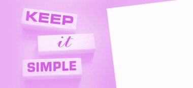 Koyu gri arka planda tahta bloklarda basit kelimeler kullan. İş metni yazma kavramı.