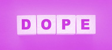 Ahşap bloklar için uyuşturucu kelimesi. Bağımlılık konsepti. Sağlık hizmetleri kavramı.