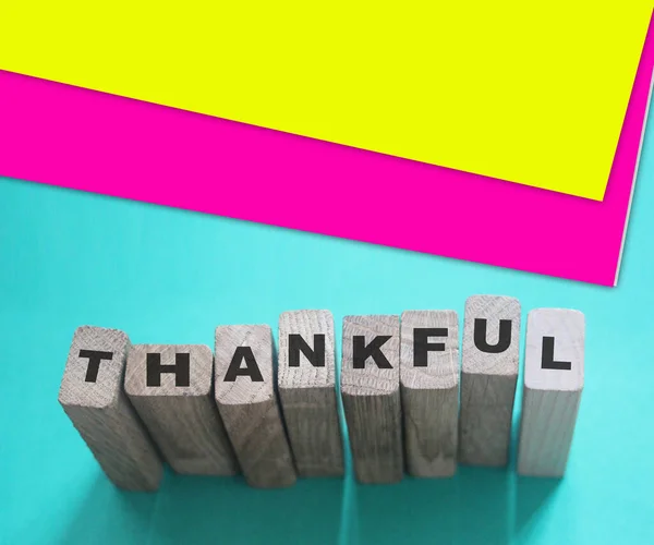 Holzwürfel mit dem Wort Dankbar auf hellblauem Hintergrund. Danke Feedback-Konzept — Stockfoto