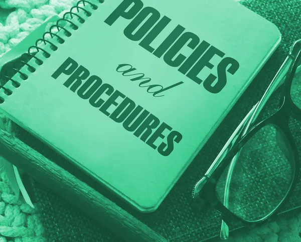 Políticas y Procedimientos texto sobre cuaderno, lápiz y vasos. Concepto jurídico — Foto de Stock