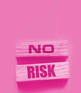 Sarı arka planda tahta bloklarda risk içeren sözler yok. Risk yönetimi kavramı.