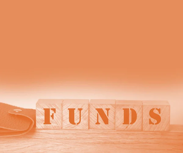 Cubos Madeira Com Palavra Fundos Carteira Couro Marrom Sobre Fundo — Fotografia de Stock