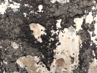 Çatlakları ve çizikleri olan taş bir duvarın dokusu arka plan olarak kullanılabilir.