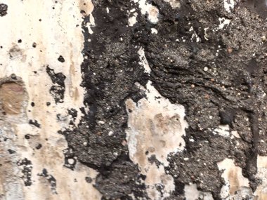 Çatlakları ve çizikleri olan taş bir duvarın dokusu arka plan olarak kullanılabilir.