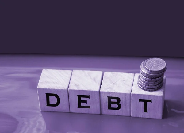 Dívida Cubos Madeira Com Moedas Fundo Escuro Conceito Crise Financeira — Fotografia de Stock