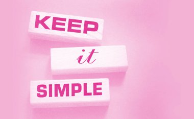 Basit kelimeleri pembe arka plandaki tahta bloklarda tut. İş kopyası yazma kavramı.   