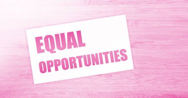 Tahta masada kart üzerinde eşit fırsatlar. İş konsepti.