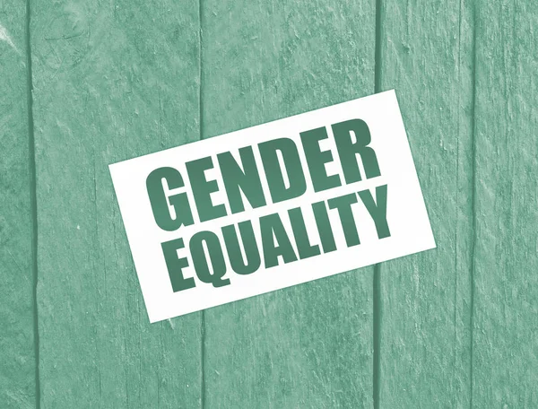木製のテーブルの上のカード上の男女共同参画の言葉 平等な権利社会的概念 — ストック写真
