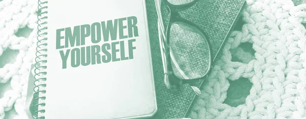 Empower Yourself Wörter Auf Buchumschlag Mit Brille Und Stift Motivationskonzept — Stockfoto