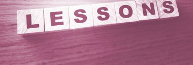 Tahta Küplerle Yazılmış Ders Kelime. Öğrenme kavramı. 