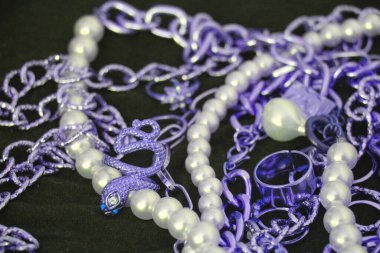 Altın zincirler, inciler ve yüzükler. Lüks bir geçmişi var. Birçok eski eşya ve mücevher. 